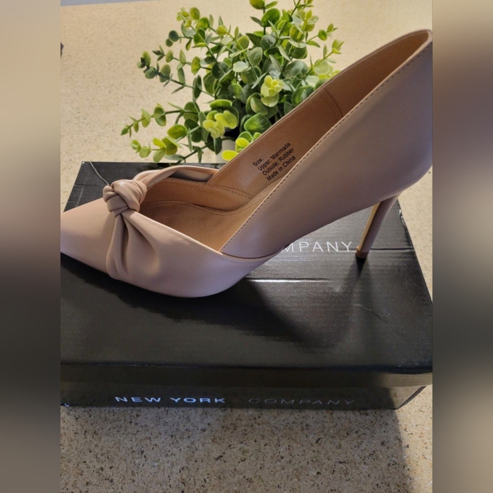 Elegant pumps, pointed heels